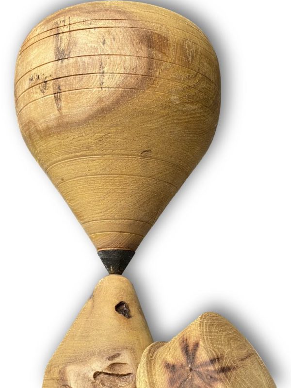 Escultura artesanal,em madeira de choupo,de um pião