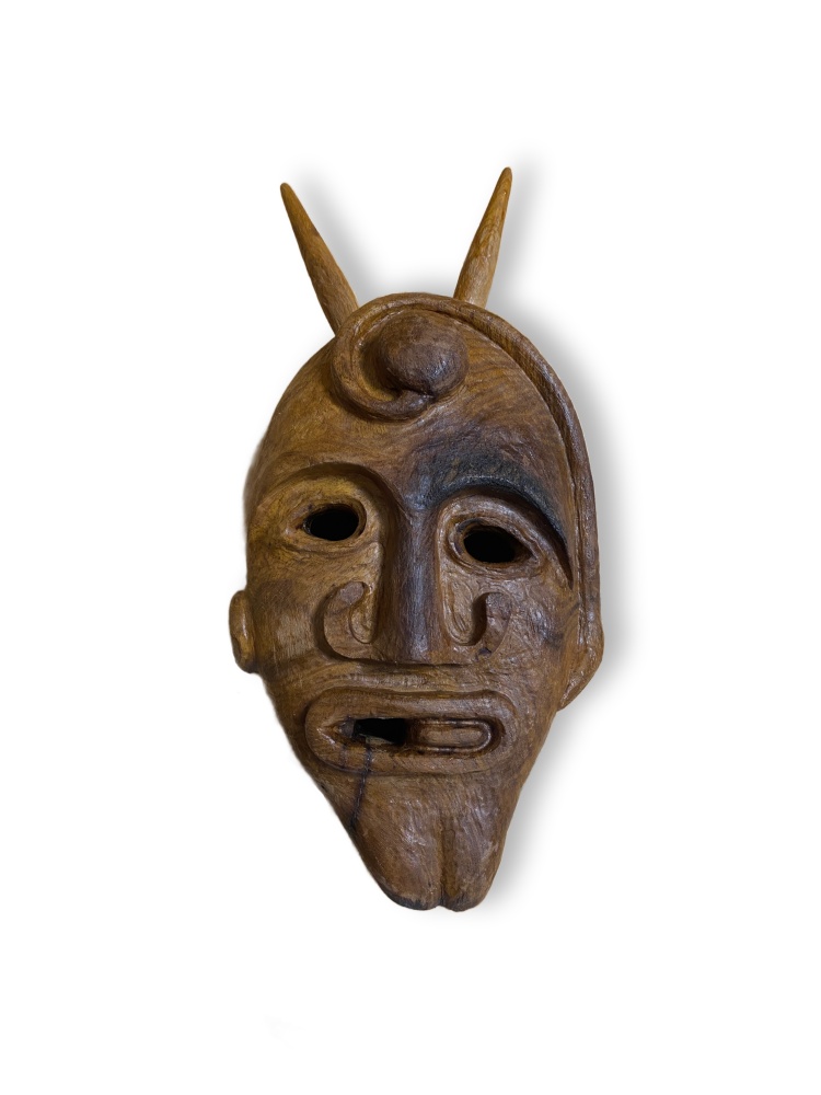 Representação artesanal,em madeira de amoreira,do Chocalheiro de Bemposta,Máscara
