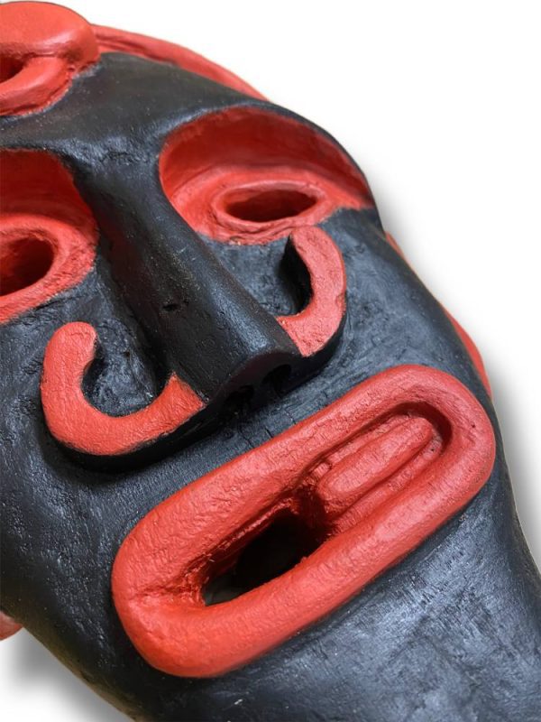 Representação artesanal,em madeira de choupo,do Chocalheiro de Bemposta,pintada com as cores tradicionais