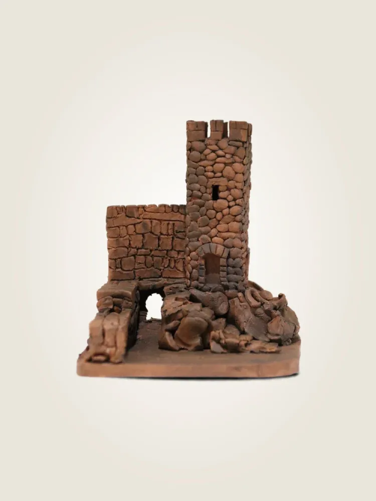 castelo de mogadouro,peça única em barro,feita à mão,artesã,representa,emblemático Castelo de Mogadouro,encontro,arte e tradição